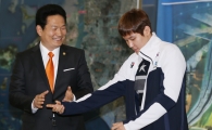 [포토] 송영길 시장 '(박)태환 선수 단복이 참 잘어울리네요'