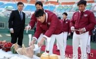 [포토] 김수경 코치 '두둑히 넣었어요'