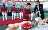 [포토] 넥센 우승 기원제, 술 올리는 이택근