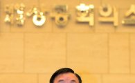 [포토]김동성 운영위원장 "환영합니다"