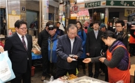 [포토]재래시장 온 한정화 중기청장…"손톱 밑 가시 뽑겠습니다"