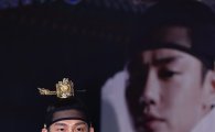 '장옥정' 유아인 "글로벌 인기? 아직 어색하고 불편"