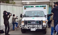 [포토]취재진으로 둘러싸인 김승연 회장 구급차