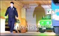[포토]시동 켠 김승연 회장 구급차