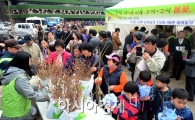 [포토]공짜나무에 길게 늘어선 줄 