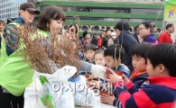 [포토]'식목일에는 꼭 나무 심으세요'