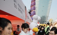 [포토]기부도 하고 선물도 받고 