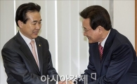 [포토]손 맞잡은 여야 정책위의장
