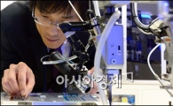 [포토]기계 살펴 보는 관람객