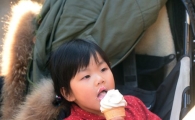 [포토]따뜻해진 날씨에 아이스크림 삼매경 