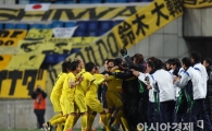 [포토] 가시와 구리사와 추가골 기쁨