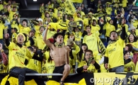 [포토] 승리에 취한 가시와 서포터 '상의도 훌러덩'