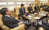[포토]남북출입사무소에서 긴급 간담회 갖는 개성공단기업인들
