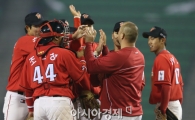 [포토] '레이예스 첫 승 축하해'