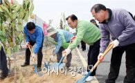 [포토]식목일 맞아 나무심는 박준영 전남지사
