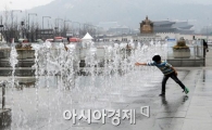 [포토]분수가 반가운 개구쟁이 