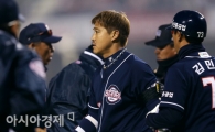 [포토] 퇴장당하는 홍성흔