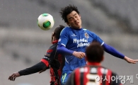[포토] 헤딩다툼 벌이는 아디-김성환