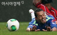 [포토] 호베르또 '비 오는 그라운드로 다이빙?