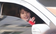 아이유 퇴근길 인사 "창문 너머 손짓에 두근"