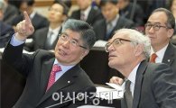 [포토]굿하트 교수와 대화하는 김중수