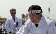 [포토]헌화하는 안병호 함평군수