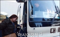[포토]버스타는 입경자들