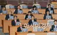 [포토]본회의 첫 참석하는 국무위원들