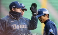 [포토] 홈인 김종호 '오늘은 꼭 이기자'