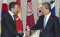 [포토]NATO 사무총장 만나는 김관진 국방장관