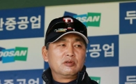 [포토] 취재진과 대화 나누는 두산 김진욱 감독