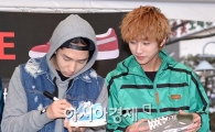 [포토]'B1A4' 진영, 바로 사인 열심히하네!