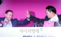 [포토]'월드스타' 싸이, 스쿠터 브라운과 '하이 파이브'