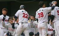 [포토] 오재원 적시타에 홈 밟은 홍성흔-김현수