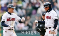 [포토] 허경민 '한 점 추가요~'