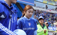 [포토] 피겨여왕 김연아 축구장 나들이