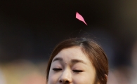 [포토] 김연아 '봄바람 타고 날아온 종이 조각에 깜짝' 
