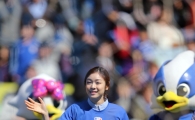 [포토] 김연아 축구장 인사