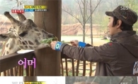 '런닝맨' 이광수, 기린과 키스 성공…'놀라운 교감' 