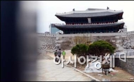 [포토]문틈 사이로 보이는 숭례문