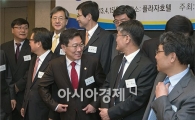 [포토]경제연구소장 만나는 윤상직 장관
