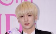 [포토]샤이니 키, 떨어질까 양손으로 '조심조심'