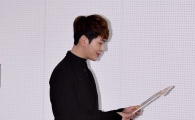 [포토]샤이니 온유 '아무리 봐도 잘 만들었어'