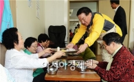 [포토]김종식 광주 서구청장, 쌍촌종합사회복지관 중식 봉사