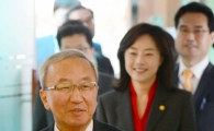 [포토]입장하는 현오석-조윤선