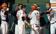 [포토] 1점차로 따라붙는 한화