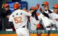 [포토] '믿을건 김태균'