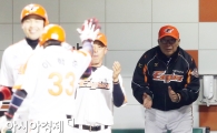 [포토] 추가점에 박수치는 김응용 감독