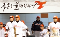 [포토] 김응용 감독 '이대수가 3루까지?'