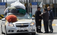 [포토]'옷깃 여며주며···'